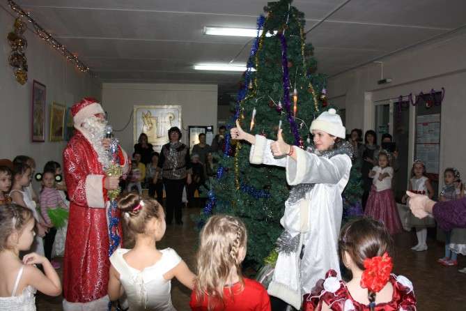 Παιχνίδια της Πρωτοχρονιάς για παιδιά κοντά στο δέντρο στη μουσική