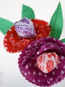 صنع باقة زهور مصنوعة يدويًا من أغلفة الحلوى