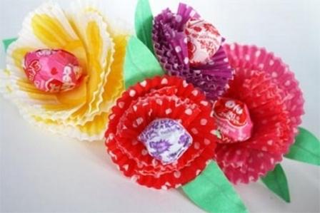 DIY ένα μπουκέτο λουλούδια από περιτυλίγματα καραμελών από γλυκά