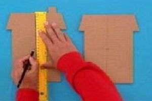 Για να φτιάξετε πολυώροφα κτίρια, κόψτε κενά από κουτιά από χαρτόνι. Για ένα σπίτι, πρέπει να κάνετε δύο πανομοιότυπα κενά.
