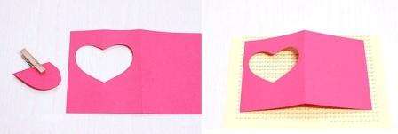Derefter skal du skære et hjerte ud på den ene halvdel af kortet ved hjælp af en skarp lille saks. Tag derefter et ark smukt papir med ethvert mønster og skær en firkant ud af det, så det er lig med det udskårne hul. Denne firkant er limet til indersiden af ​​postkortet.