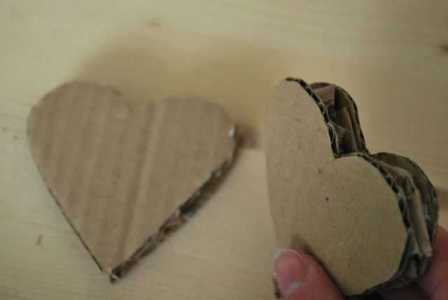 Når du har limet en del af hjertet helt med fint papir for at tilføje volumen, limes det til den anden halvdel af hjertet lavet af pap.