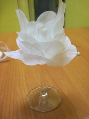 Vi laver vores egne vinglas med kronblade til et bryllup