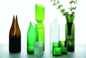 Τα γυάλινα μπουκάλια μπορούν επίσης να χρησιμοποιηθούν για να φτιάξουν όμορφα βαμμένα βάζα, γλάστρες και άλλα ασυνήθιστα εσωτερικά αντικείμενα.