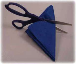 Vezmite tento trojuholník z rohu a odrežte protiľahlý okraj z jedného okraja. Po rozložení obrobku by ste mali dostať 8 okrúhlych figúrok s kučeravým obrysom.