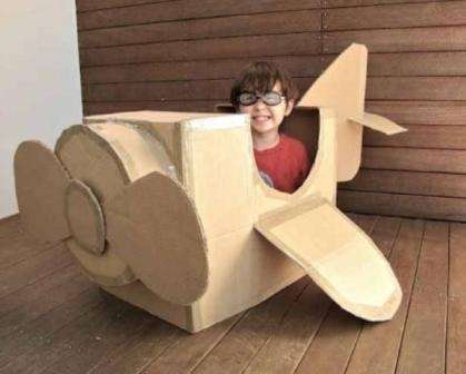 Moderne forældre kom med mange ideer om, hvad der kan laves af en papkasse.