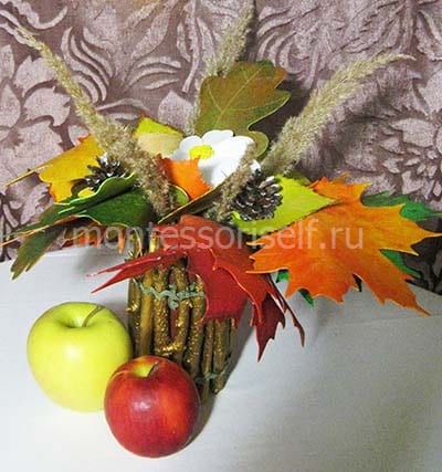 Efterårsbuket i en vase med grene