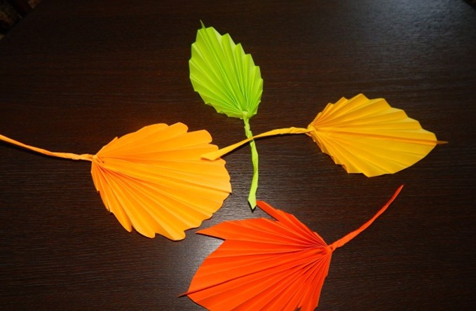 Χειροτεχνίες από φύλλα με θέμα το φθινόπωρο: νέα αντικείμενα, φωτογραφίες βήμα προς βήμα, βίντεο