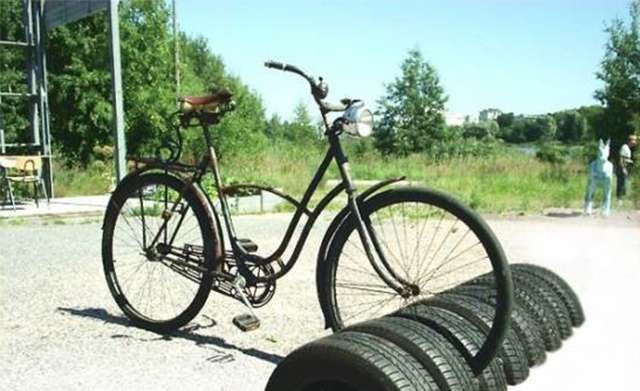 Ďalšie neobvyklé použitie pneumatík je v zariadení na parkovanie bicyklov. Ak má vaša rodina vášnivých cyklistov alebo je tento druh dopravy vhodný na pohyb po okolí, zaparkujte z pneumatík auta.