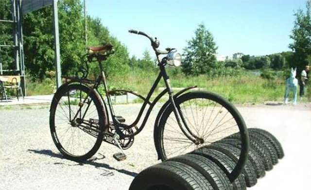 En anden usædvanlig brug af dæk er i cykelparkeringsudstyr. Hvis din familie har ivrige cyklister, eller denne type transport er praktisk til at komme rundt i området, skal du parkere fra bildæk.