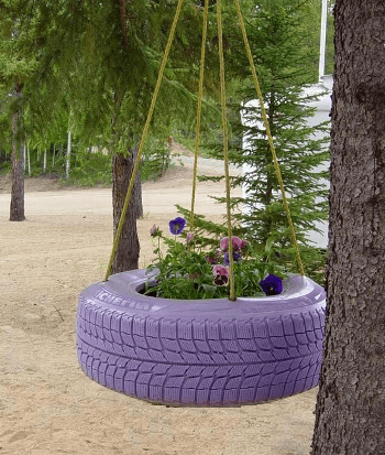 Etkö halua tuhlata aikaasi? Kiinnitä pohja renkaan pohjaan, ota vahvat köydet ja tee roikkuva istutus.