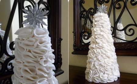 Presne taký vianočný stromček si môžete vyrobiť z bavlnených kruhov.