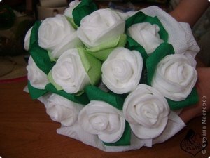 Kytica ruží z vatových tampónov