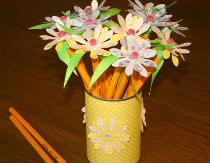 Håndværk fra blyanter ser kreativt ud. Du kan lave smukke blomster af papir og blyanter.