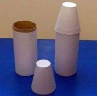Palivové nádrže musíte vyrobiť z malých kotúčov. Prikryte ich tiež bielym papierom. Na výrobu špičiek nádrží použite malé biele plastové poháre. Úhľadne ich prilepte do každej nádrže