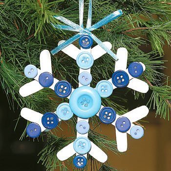 snefnug på et juletræ lavet af knapper og pap