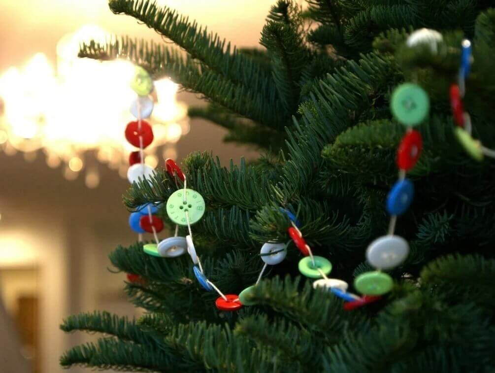 Nápad na výzdobu vianočného stromčeka z gombíkov