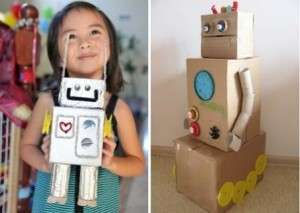 Εάν το παιδί σας αγαπά τα ρομπότ, δεν χρειάζεται να αγοράσετε ένα έτοιμο παιχνίδι από το κατάστημα. Προσπαθήστε να φτιάξετε ένα όμορφο ρομπότ με τα χέρια σας. Αυτό δεν απαιτεί συγκεκριμένες γνώσεις και δεξιότητες. Μπορείτε να χρησιμοποιήσετε κανονικά κουτιά από χαρτόνι διαφορετικών μεγεθών και ρολά τουαλέτας. Δώστε στο ψεύτικο ένα μεταλλικό αποτέλεσμα με αλουμινόχαρτο.