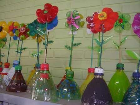 Helpoin vaihtoehto on tehdä kukka pullon pohjasta. Tätä varten pullat mistä tahansa juomasta ovat sopivia. Leikkaa pullon pohja ja värjää se mieleiseksesi. Voit tehdä varren puisesta vartaasta