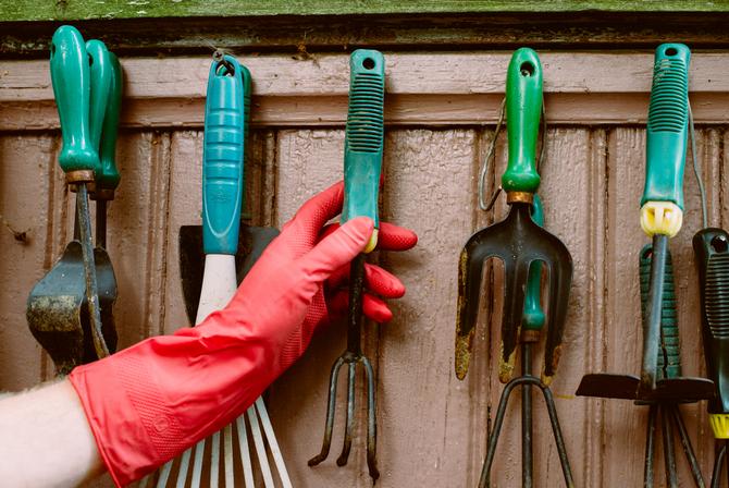 záhradné náradie je potrebné starostlivo skontrolovať a v prípade potreby umyť