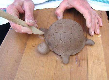 Älä unohda piirtää kilpikonnan kuoren tekstuuria niin, että pienoiskoossa oleva vene heijastaa tämän eläimen kaikkia ominaisuuksia. Voit tehdä panamahatun tai hameen hahmollesi, kaikki riippuu mielikuvituksestasi ja