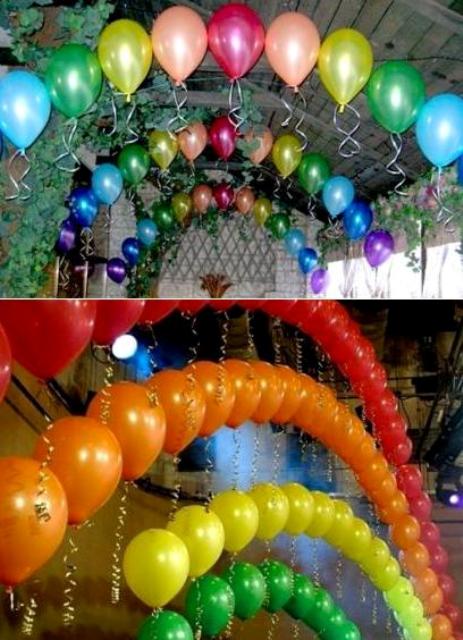 Heliumittomat ilmapallot koristavat koulun salia