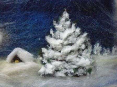 يمكن تغطية الجزء العلوي من شجرة التنوب بالثلج باستخدام الصوف الأبيض. يمكن التفكير في الحبكة بعمق ، ثم هناك وهج من القمر