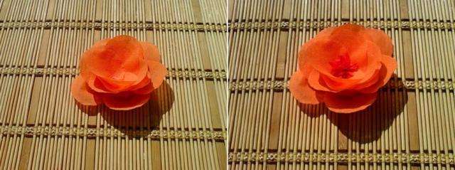 Nakvapkajte kvapku lepidla do stredu nášho jednoduchého tkanivového kvetu