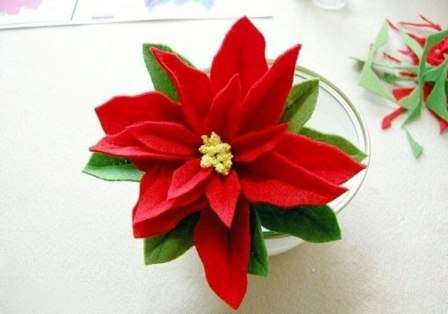 Για να συλλέξετε poinsettia και foamirana, στερεώστε πρώτα τους στήμονες, στη συνέχεια τα μικρά φύλλα και στη συνέχεια τα μεγάλα κόκκινα και πράσινα. Όλα τα φύλλα μπορούν είτε να ράβονται με βελόνα και κλωστή είτε να στερεώνονται στο στέλεχος με θερμή κόλλα.