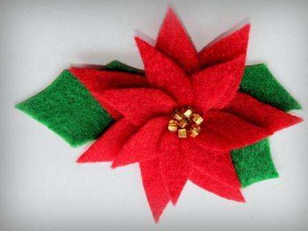 Η μέση της poinsettia μπορεί να γεμίσει με χάντρες ή χάντρες. Το υφασμάτινο λουλούδι είναι έτοιμο.