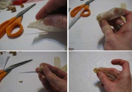 Keď sú vrecká suché, nakrájajte ich na rovnaké prúžky. Každý pásik sa bude skladať oddelene a z jedného vrecka získate štyri malé ružičky. Najprv budete musieť zložiť okraj pásu pod uhlom 45 stupňov, aby nebol okraj viditeľný. Potom prúžok postupne zložte a dajte mu tvar ruže. V spodnej časti by ste mali mať malú stopku.
