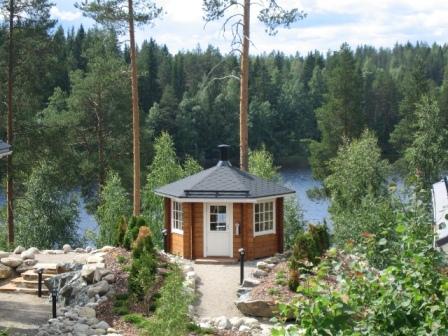 Den største forskel er, at grillhuset ligner en pest fra Lapland, er installeret på et betonfundament og har form som en sekskant, og lysthuset har en mere åben struktur og har vinduer på næsten alle sider.