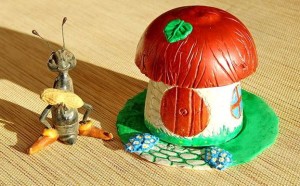 Artikkeli keskittyy siihen, kuinka voit luoda tavallisen kipsin avulla pienen mestariteoksen - puutarhahahmon sienen muodossa omin käsin.