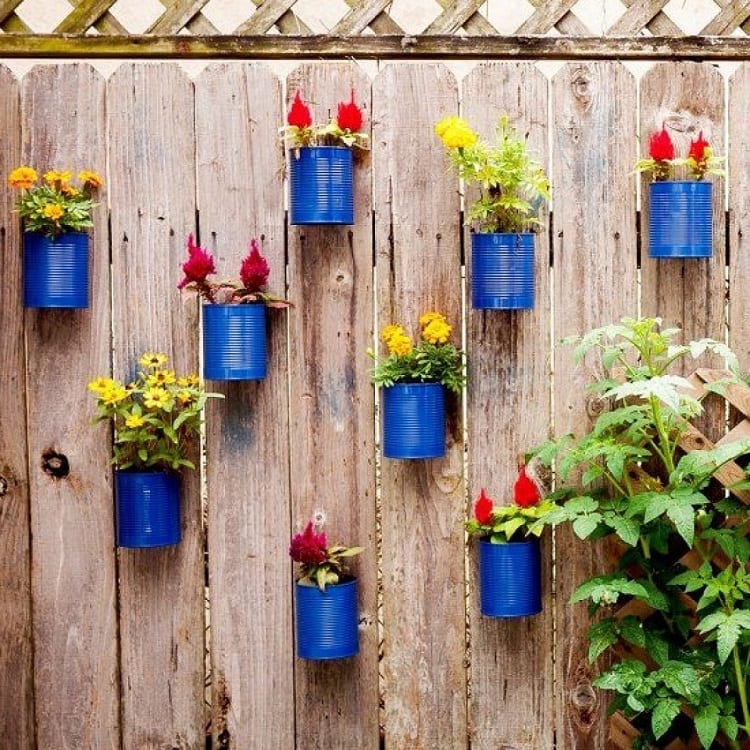 Et hegn dekoreret med blomster vil ikke længere have et kedeligt og kedeligt udseende