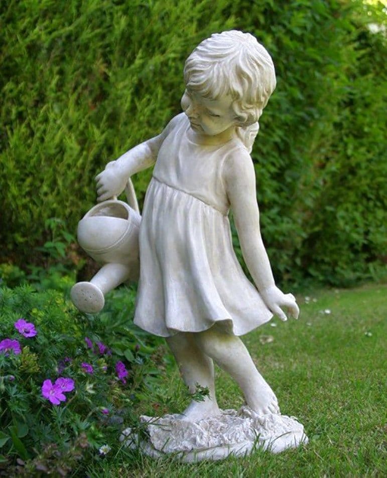 تمثال جميل من الجبس لفتاة تسقي الزهور بلطف