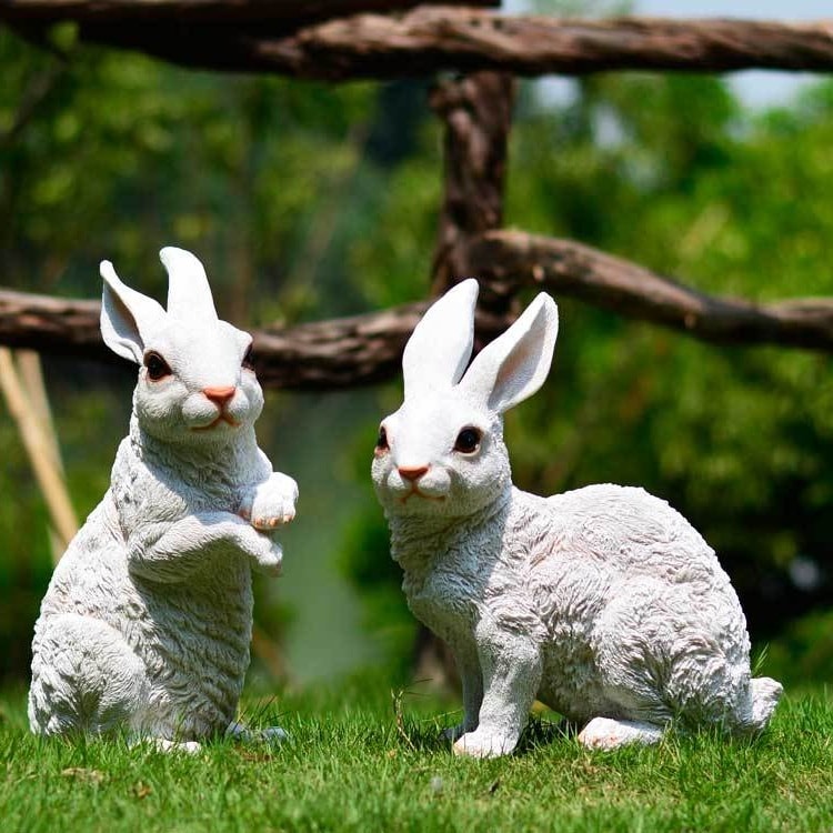 ستضيف تماثيل الحديقة المزخرفة على شكل اثنين من الأرانب المضحكة شخصية إلى حديقتك
