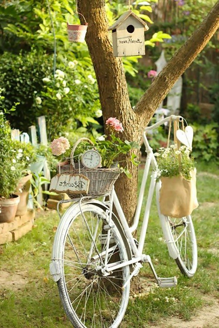 Trocha bielej farby a starý bicykel dostali nový nádych života ako položka do záhrady