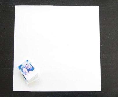 Tag et hvidt firkantet stykke papir eller pap med en side på 20 cm. Tegn først en hjerteform på det, og begynd derefter at fylde det ud.