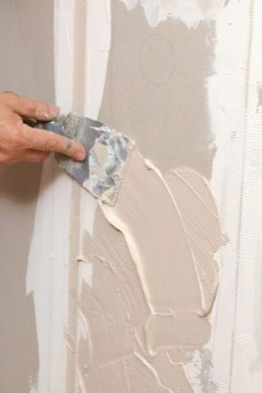 جدران مغطاة بورق الجدران: اختيار المواد وميزات التطبيق