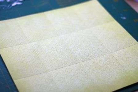 Forbered et stykke tykt papir, som du vil folde, så du får 12 identiske firkanter, når det foldes ud.