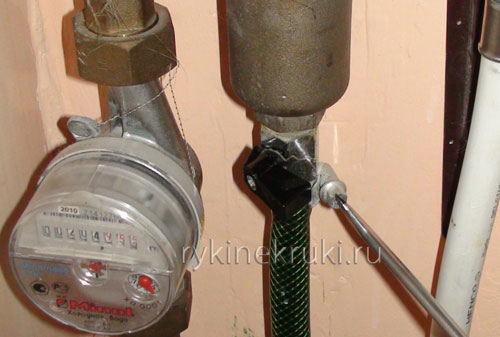 Αδύναμη πίεση νερού στο διαμέρισμα - τι να κάνετε: πώς να αυξήσετε την πίεση στην παροχή νερού