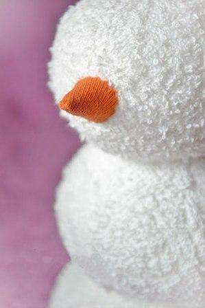 Formen er der, næsen er også en gulerod, nu skal du smukt fastgøre øjnene til snemand