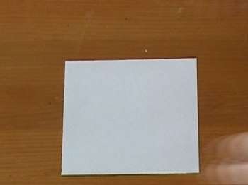 Så først skar vi disse almindelige hvide ark i A4 -format ud i 10x10 i størrelse