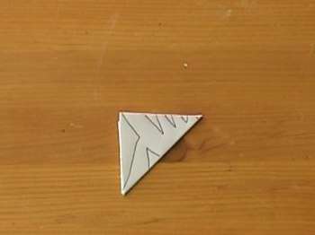 It'sρθε η ώρα να πάρετε ένα απλό μολύβι! Χρησιμοποιήστε το για να σχεδιάσετε ένα στολίδι στο τρίγωνο.