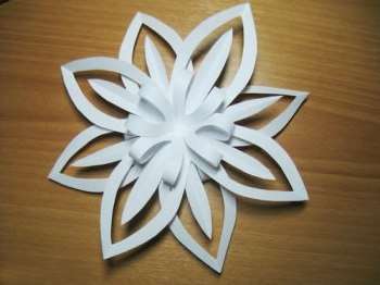 Tee-se-itse-volumetrinen lumihiutale yhdestä valkoisesta paperiarkista