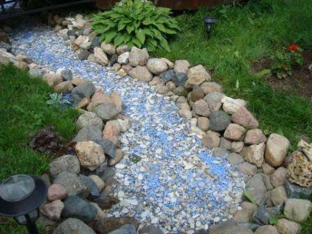 Sådan skabes en illusion af vand med grus og sten