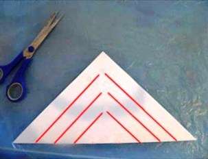 Lav noter ved at starte fra kanterne på de foldede papirtrekanter. Mærker overlapper en trekant