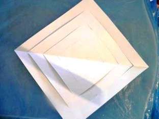 Αφού ολοκληρώσετε το συρραπτικό των λωρίδων από τη μία πλευρά, γυρίστε το τετράγωνο από κομμένο χαρτί