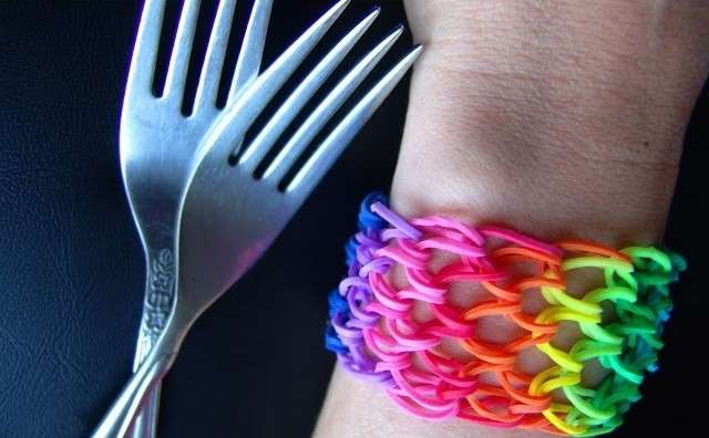 Vævning af et regnbuearmbånd på en gaffel