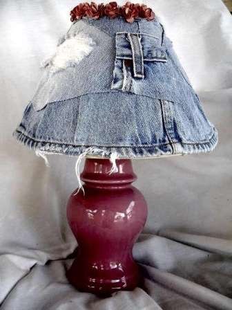 Elskere af bordlamper kan lave flotte lampeskærme til lamper af gamle jeans i henhold til ordningen i henhold til ordningen.